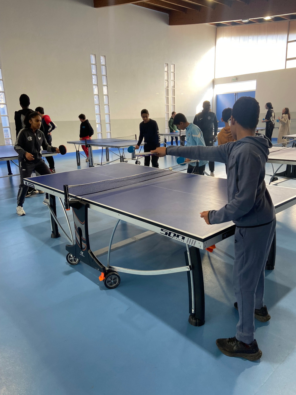 Des enfants jouent au tennisde table - Hope Media Solidaire